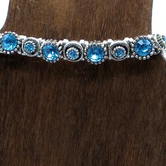Soft Blue Faceted Crystal Glass Silver-tone Stretch Bracelet - Picture 9 of 15